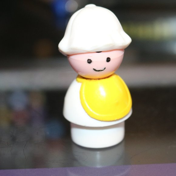 Vintage FISHER PRICE LITTLE PEOPLE NURSERY BABY WITH YELLOW BIB AND WHITE BONNET - Picture 1 of 1